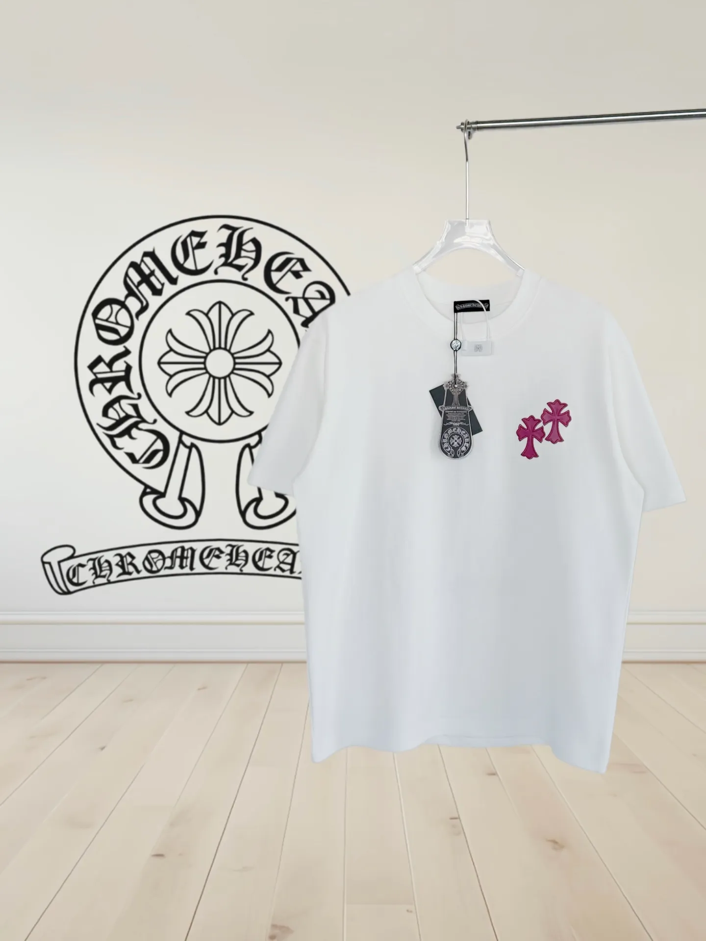P170 [High Quality] Chrome hearts T-shirt short sleeve. The new model is embroidered with leather horseshoe logo on the front and back, and the back panel is designed with leather ten-rivet embroidery. High-end custom-made 32-count 285-gram fabric. Soft to the touch. Comfortable to wear. Exquisite stitching. Fine workmanship. The upper body effect is incomparably handsome! Same style for men and women Color: Black White Size: S to xL Size chart S: Shoulder width 51 - Bust 55 - Clothing length 70 M: Shoulder width 53 - Bust 57 - Clothing length 72 L: Shoulder width 55 - Bust 59 - Clothing length 74 XL: Shoulder width 57 - Bust 61 - Clothing length 76